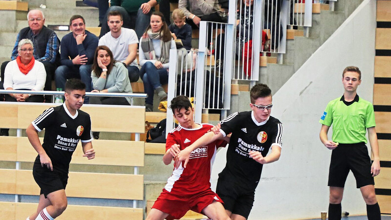 Die C 1-Junioren der SG Vilsbiburg/Haarbach (hier mit Enis Mustafov und Thomas Kaspar in Schwarz) erreichten gegen den Bezirksoberligisten Pfarrkirchen ein 1:1-Unentschieden.