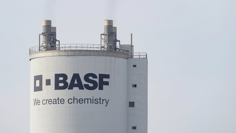 Dass Teile der Produktion von BASF aus Deutschland abgezogen werden, verlagert Umsätze, Arbeitsplätze und Gewinne weiter aus Deutschland und Europa hinaus.