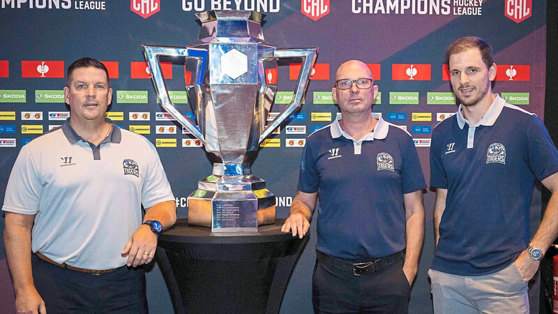 Trainer Tom Pokel, Manager Jason Dunham und Kapitän Sandro Schönberger (von links) mit dem CHL-Pokal.