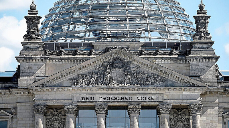 Der Bundestag platzt wegen zu vieler Abgeordneter bald aus allen Nähten. Die Wahlrechtsreform, auf die sich Union und SPD verständigten, will die Opposition so nicht hinnehmen.