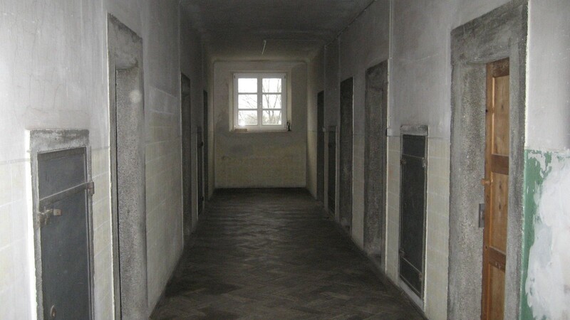 Die Aufnahme zeigt den Flur des früheren Gefängnisses vor dem Umbau durch das Kloster.