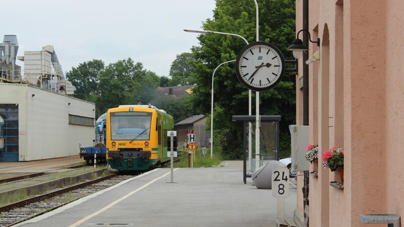 In Viechtach fährt die Waldbahn am Dienstag wie gewohnt, auf anderen Strecken wie zwischen Zwiesel und Grafenau oder Deggendorf-Plattling wird sie durch Busse ersetzt.