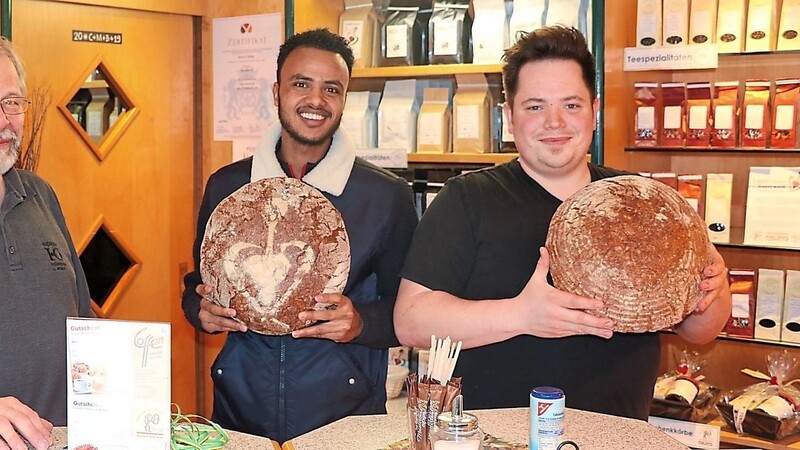 Peter (links) und Christian Philipps sind stolz auf ihren Bäckerlehrling Farhan Mahamed. Sie kämpfen dafür, dass er in Deutschland bleiben darf.