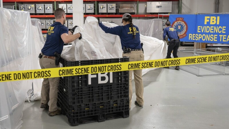FBI-Spezialagenten, die dem Beweissicherungsteam zugeteilt sind, bearbeiten Material, das von einem vor der Küste von South Carolina geborgenen Höhenballon stammt.
