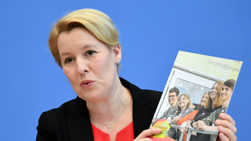 Familienministerin Franziska Giffey stellt die Shell-Jugendstudie in Berlin vor.