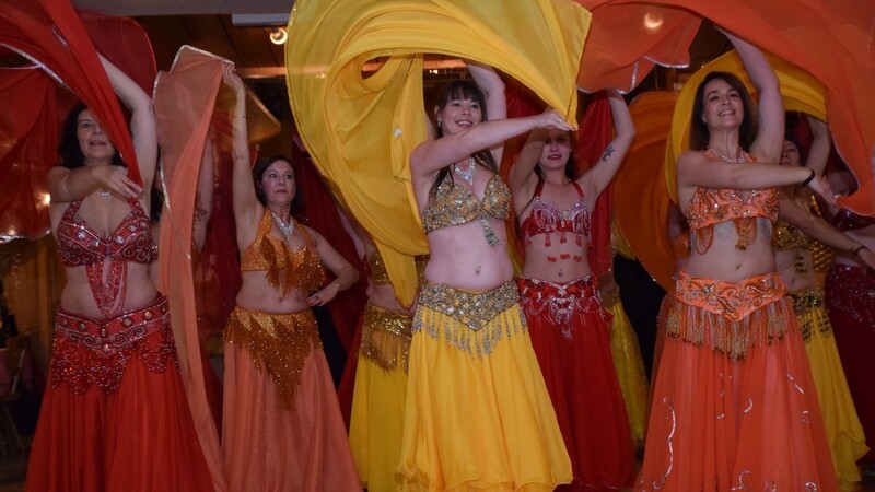 Tanzdarbietungen gewährten den anwesenden Gästen bei der Jubiläumsgale einen Einblick in die Schönheit und Eleganz des orientalischen Tanzes.