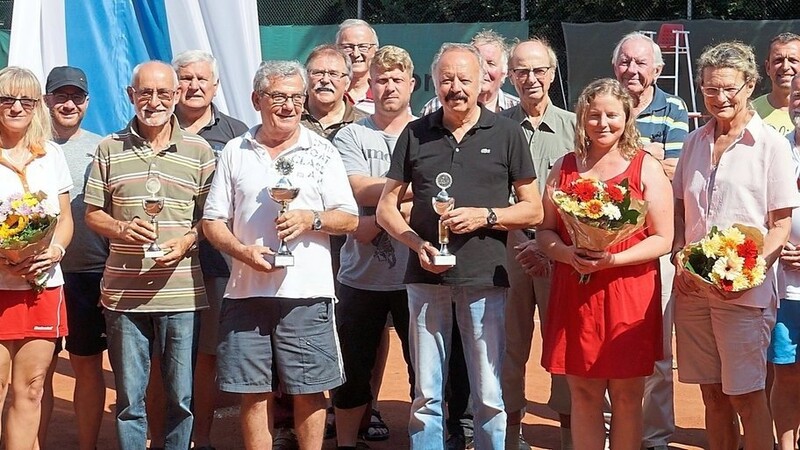 Die Teilnehmer des 34. Kommunalpolitiker-Tennisturniers mit den Siegern samt Pokalen in der Mitte, und rechts Turnierleiter Harald Bauer.