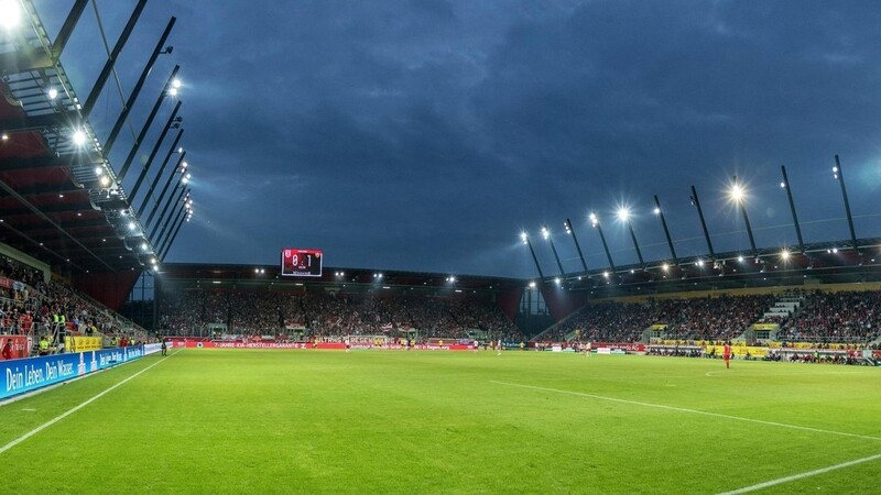 Unter Flutlicht empfängt der SSV Jahn am Freitagabend den VfL Osnabrück.