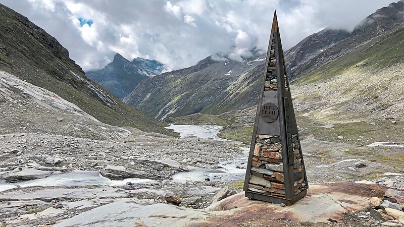 Das Ziel des Iseltrails ist erreicht. Die Gesteinspyramide markiert den Ursprung der Isel auf 2 500 Metern Höhe.