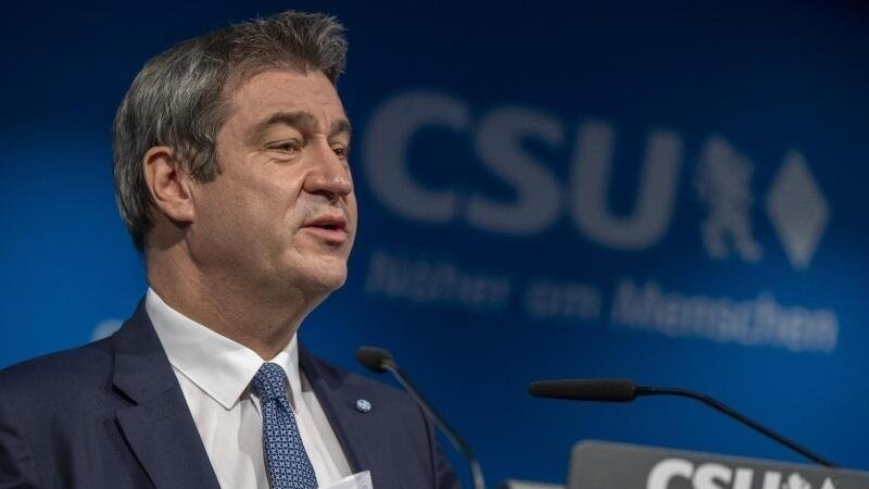 Markus Söder gibt ein Statement in der Parteizentrale der CSU ab.