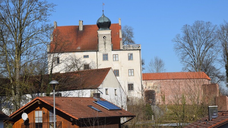Im Stile eines Wahrzeichens hat das Teisbacher Schloss eine überragende Position. Doch es steht leer; die Nutzung ist noch ungeklärt.