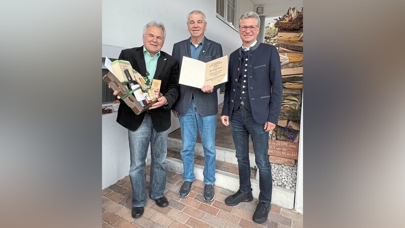 Überbrachten Reinhold Baier (M.) die hohe Auszeichnung für sein langjähriges Wirken im BLSV: BLSV-Kreisvorsitzender Otto Baumann (l.) und Landrat Bernd Sibler (r.).