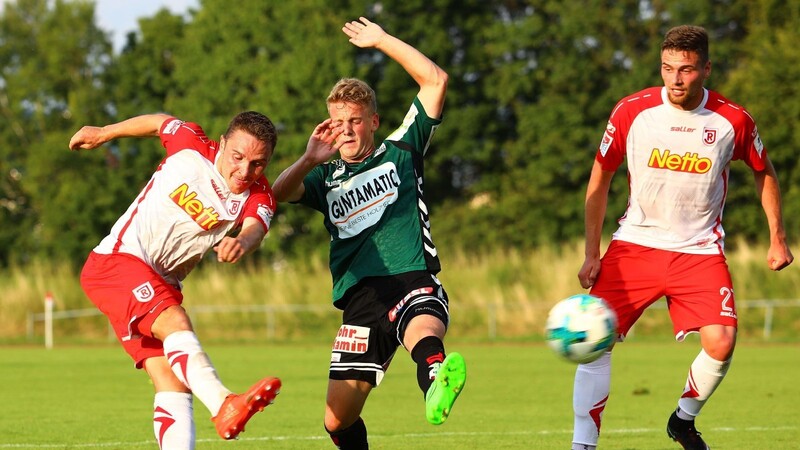 Jahn Regensburg hat sich im Testspiel gegen die SV Ried mit 1:1 getrennt.