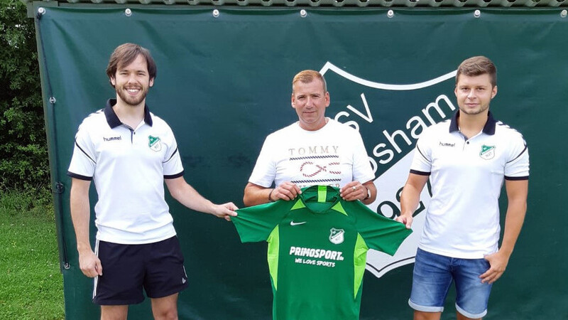 Abteilungsleiter Christoph Magerl (links) und sein Stellvertreter Philipp Kammermeier (rechts) stellten am Sonntag den neuen Trainer Walter Luttner offiziell vor.