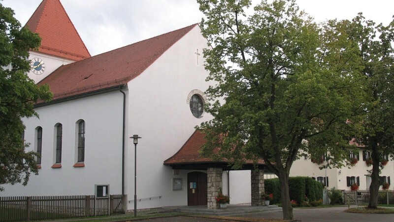 Außenansicht der im Zweiten Weltkrieg erbauten Pfarrkirche mit dem Pfarrhaus.