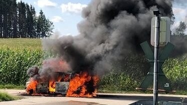 Am Mittwoch brannte auf der LA21 zwischen Geisenhausen und Kumhausen auf Höhe Haunersdorf ein Auto.