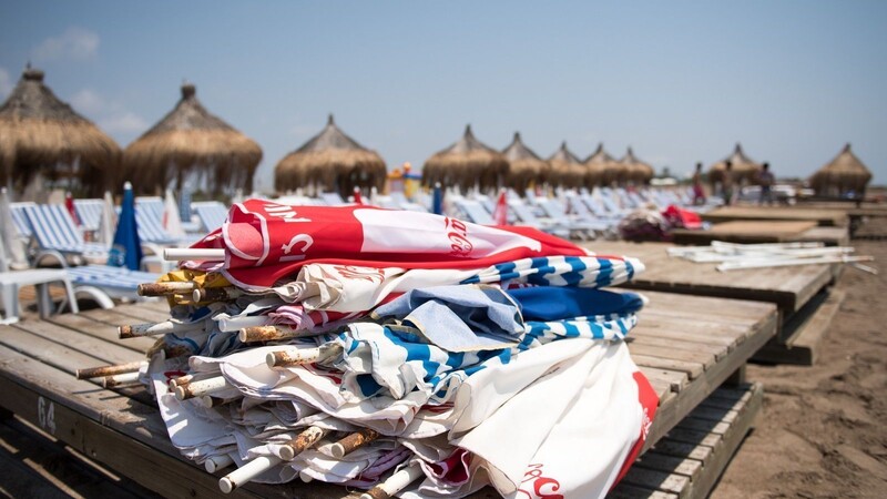 Sonnenschirme liegen auf leeren Strandliegen: Die Bundesregierung will das Reisen innerhalb Europas bald wieder ermöglichen.