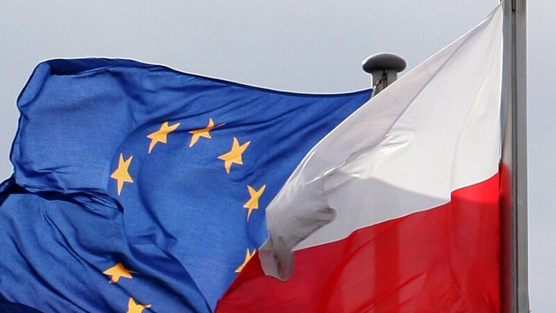 Das Verfassungsgericht in Polen vertagte erneut eine Entscheidung zu der Frage, ob das polnische Grundgesetz über EU-Recht steht.