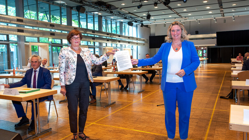 Christa Stewens (l., Vorsitzende des Nachbarschaftsbeirats) und Kerstin Schreyer (r., Staatsministerin für Wohnen, Bau und Verkehr) bei der Übergabe der Resolution in der Luitpoldhalle.