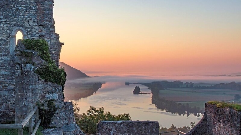 Bernhard Krempl fotografierte hier frühmorgens den Sonnenaufgang auf der Burg in Regenstauf. Er wollte den Vordergrund mit in das Bild einbinden.