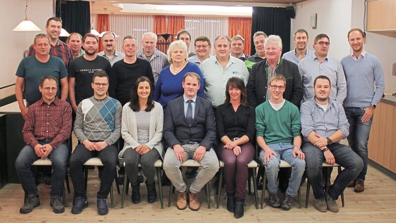 Die Listenkandidaten der CSU mit ihrem Bürgermeisterkandidaten Christian Raab (sitzend Mitte).