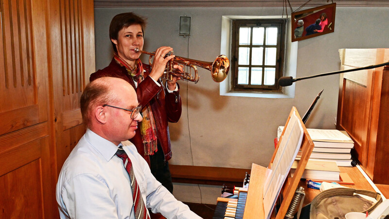 Leoni und Markus Forster gestalteten den Gottesdienst mit festlicher Musik von Trompete und Orgel.