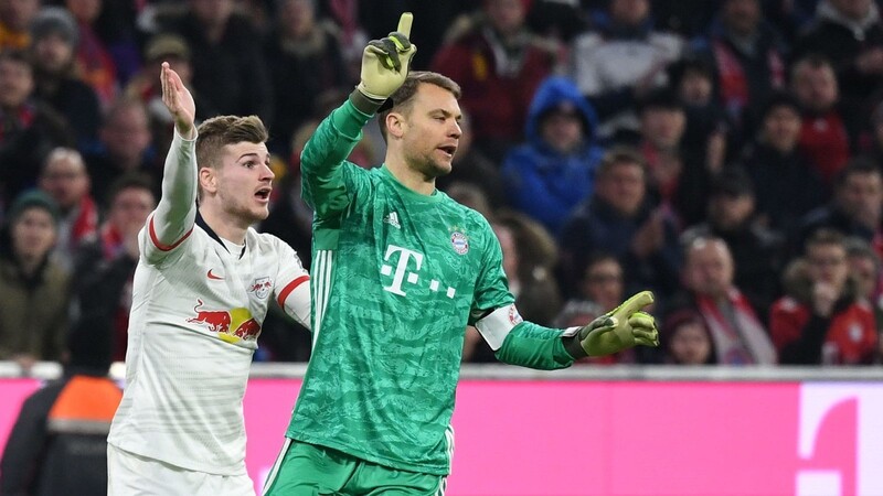 Synchron-Reklamieren: Leipzig-Stürmer Timo Werner (links) und Bayern-Keeper Manuel Neuer heben beide den rechten Arm.