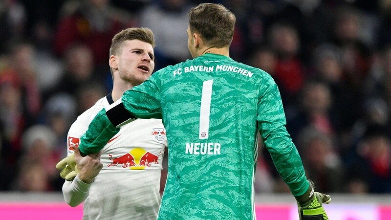 Manuel Neuer reißt seinem Nationalmannschaftskollegen Timo Werner nach dessen Reklamieren den Arm herunter.