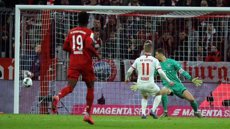 Timo Werner vergibt gegen Bayern-Keeper Manuel Neuer kurz vor Schluss die Chance zum 1:0 und den Sieg für RB Leipzig. Links Alphonso Davies.