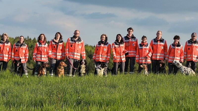 Insgesamt 16 Hundeführer umfasst die neue Rettungshundestaffel im BRK-Kreisverband Kelheim.