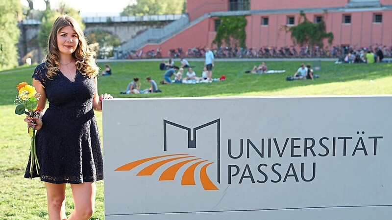 Louisa Klatt (im Bild bei ihrer Abschlussfeier an der Universität Passau) sah sich gezwungen, ihre verschwundene Arbeit mit 6,0 werten zu lassen. In Berlin wartete bereits das Referendariat.