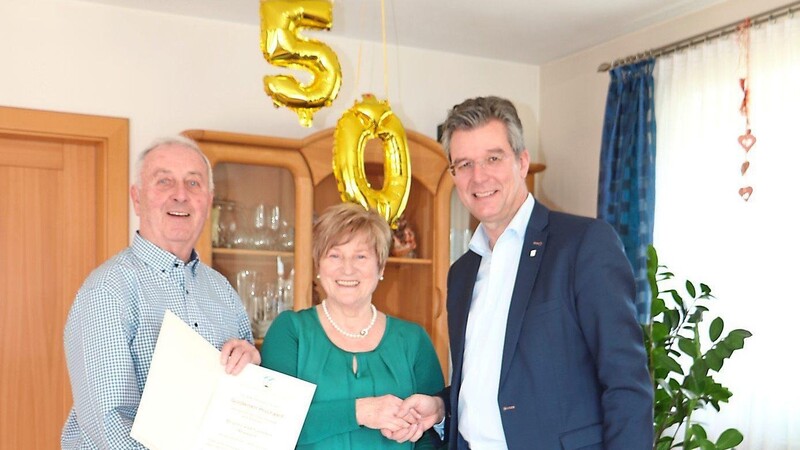 Zweiter Bürgermeister Hans Schmalhofer gratulierte Brigitte und Günther Brunner zur Goldenen Hochzeit.