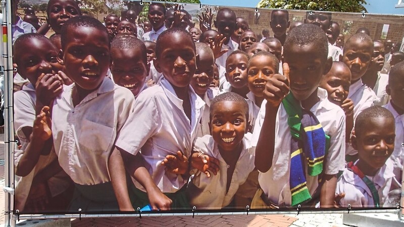 Ausgelassene Fröhlichkeit: lachende Schüler aus Ostafrika.