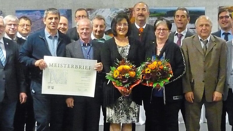 Die Goldenen Meister aus dem Landkreis Cham mit den Vertretern der Innungen und stellvertretenden Kreishandwerksmeister Gerhard Blab.