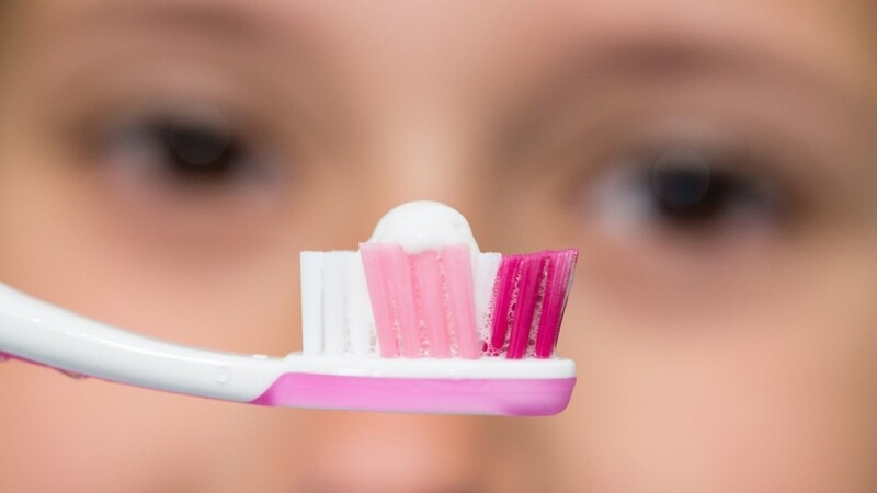 Die Hälfte aller getesteten Zahnpasta-Sorten sind bei "Öko Test" durchgefallen.