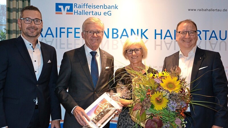 Andreas Ehrmaier, hier an der Seite seiner Gattin Georgine sowie den beiden Vorständen Florian Maier (rechts) und Thomas Maier (links), wurde mit vielen Geschenken für seinen Ruhestand bedacht.