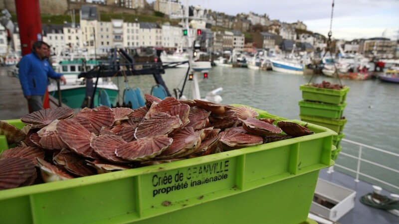 Im Streit zwischen London und Paris über Fischereilizenzen im Ärmelkanal soll vorerst weiter verhandelt werden.
