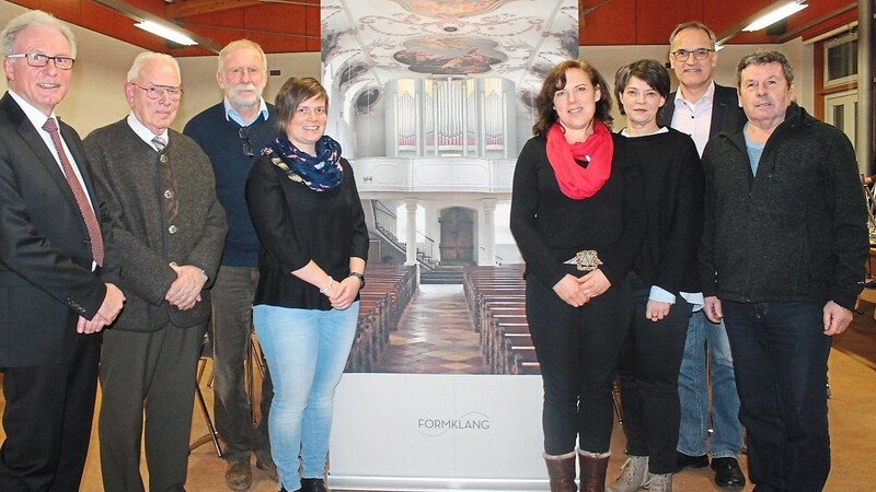 Die Vorstandschaft des Orgelbauvereins vor der Darstellung der gewünschten Orgel.