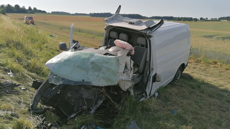 Bei dem Unfall im Landkreis Kelheim wurden drei Menschen verletzt. (Symbolbild)