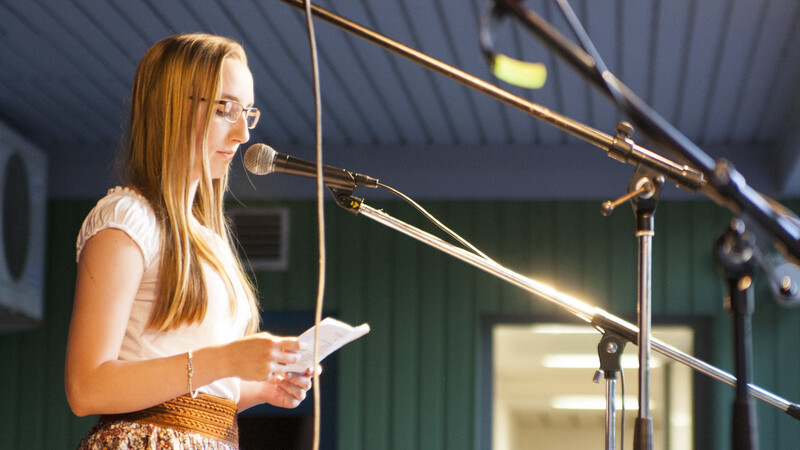 Janina Moser stellte in ihrem Text beim Poetry-Slam in der Alten Kaserne in Landshut Fragen an Gott.(Foto: Sebastian Geiger)