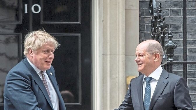 Premier Boris Johnson (l.) und Kanzler Olaf Scholz sagen weitere Waffenlieferungen zu.