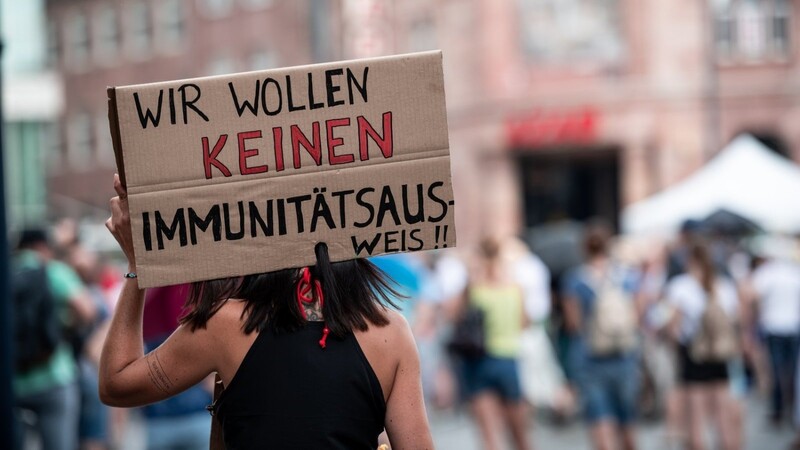 Viele Demonstranten sind gegen eine Corona-Immunitätsbescheinigung (Archivfoto). Auch der deutsche Ethikrat hält einen solchen Ausweis zum jetzigen Zeitpunkt nicht für vertretbar.