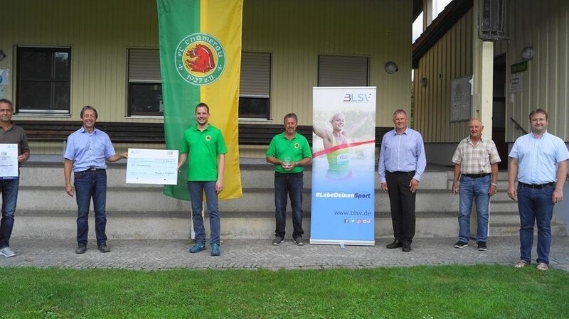 Besuch in Chamerau: Am Donnerstag überreichten Vertreter des BLSV und der Bayernwerke den LEW-Umweltpreis 2021 an die Führungskräfte des FC Chamerau.