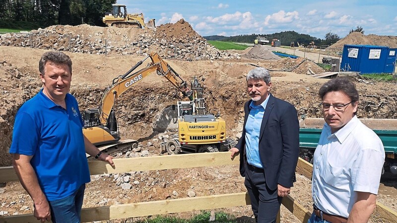 Franz Lankes, Spartenleiter Wasser, Bürgermeister Sandro Bauer und Stadtwerke-Chef Marcus Hanff auf der Baustelle.