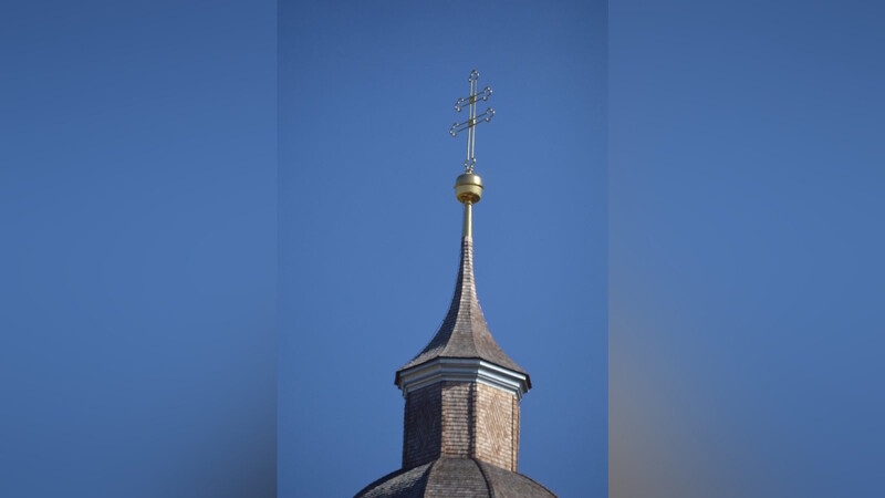 Weit ins Land strahlt die neu hergerichtete Turmkuppel mit dem vergoldeten Kreuz.