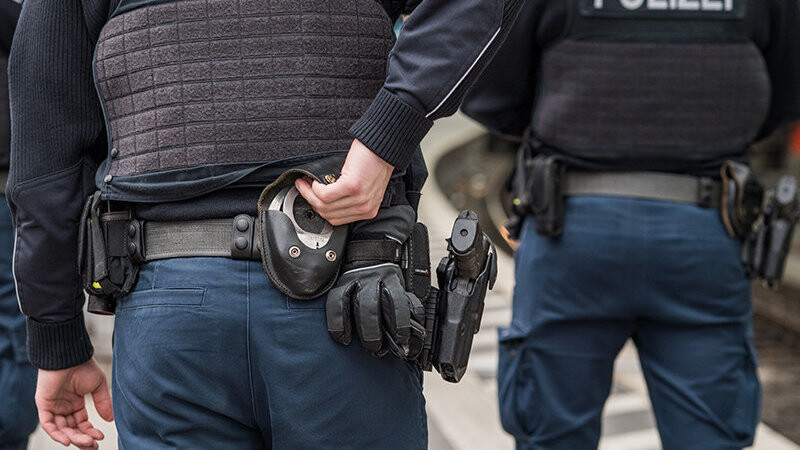 Bundespolizeifahnder verhafteten am Dienstagnachmittag in einem Zug aus Prag einen gesuchten Schwarzfahrer.
