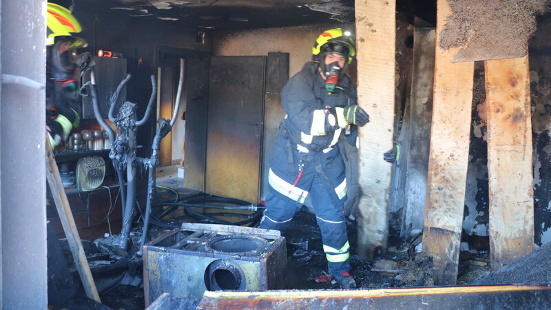 In Fernsdorf brannte am Donnerstagmittag ein Haus direkt neben der B85.