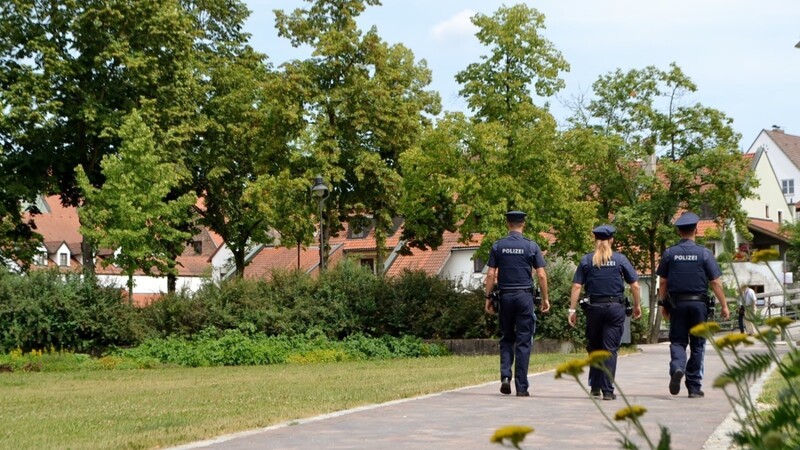 Die Rosskastanien am Parkplatz auf der Mühleninsel und an der Isargestade sollen gefällt werden. Das Foto zeigt drei Polizisten, die auf der Mühleninsel unterwegs sind.