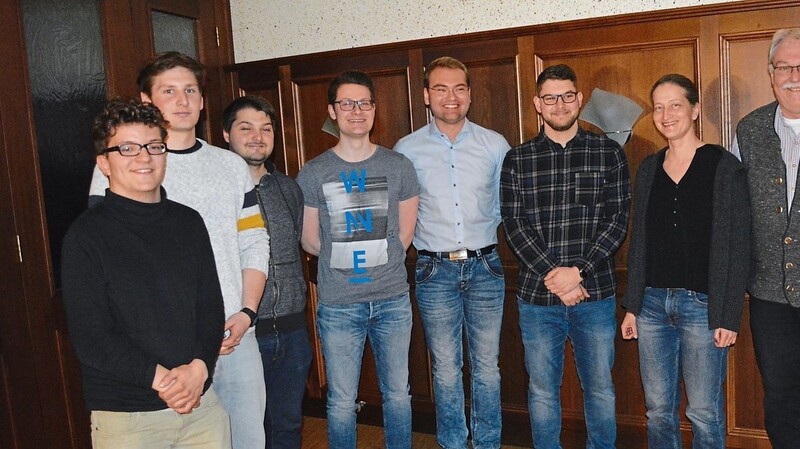Die gewählten Vorstandsmitglieder: (von links) Ignaz Pfisterer, Jakob Haller, Andreas Prem, Lukas Meinzinger, Roman Ernst, Kevin Zitterbart, Ruth Waas und Hans Stumpf.