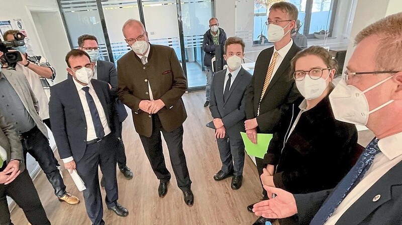 Prof. Dr. Michael Melter (rechts) erläuterte zusammen mit Landrat Löffler dem bayerischen Gesundheitsminister (Vierter von links) die Notwendigkeit.